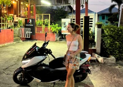 Nachts in Bo Phut mit unserem Roller Malaguti Madison / In Bo Phut At Night With Our Scooter Malaguti Madison