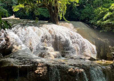 Wasserfall 1 der Na Muang Wasserfälle auf Koh Samui / Waterfall 1 of the Na Muang Waterfalls in Koh Samui